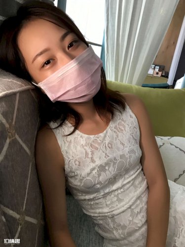 对面的女孩看过来